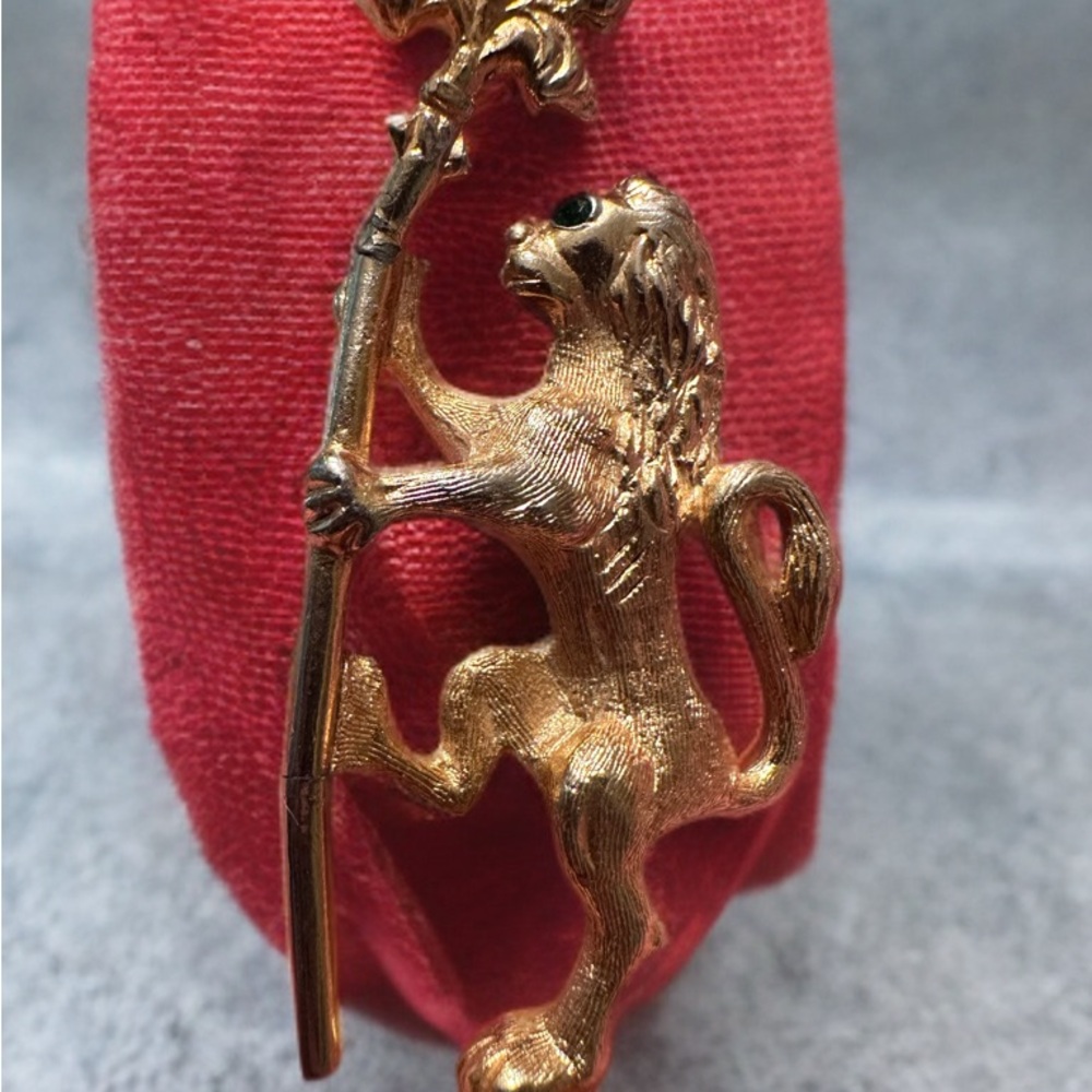 Napier Royal Standing Pearl Griffin Vintage standing Pin Brooch